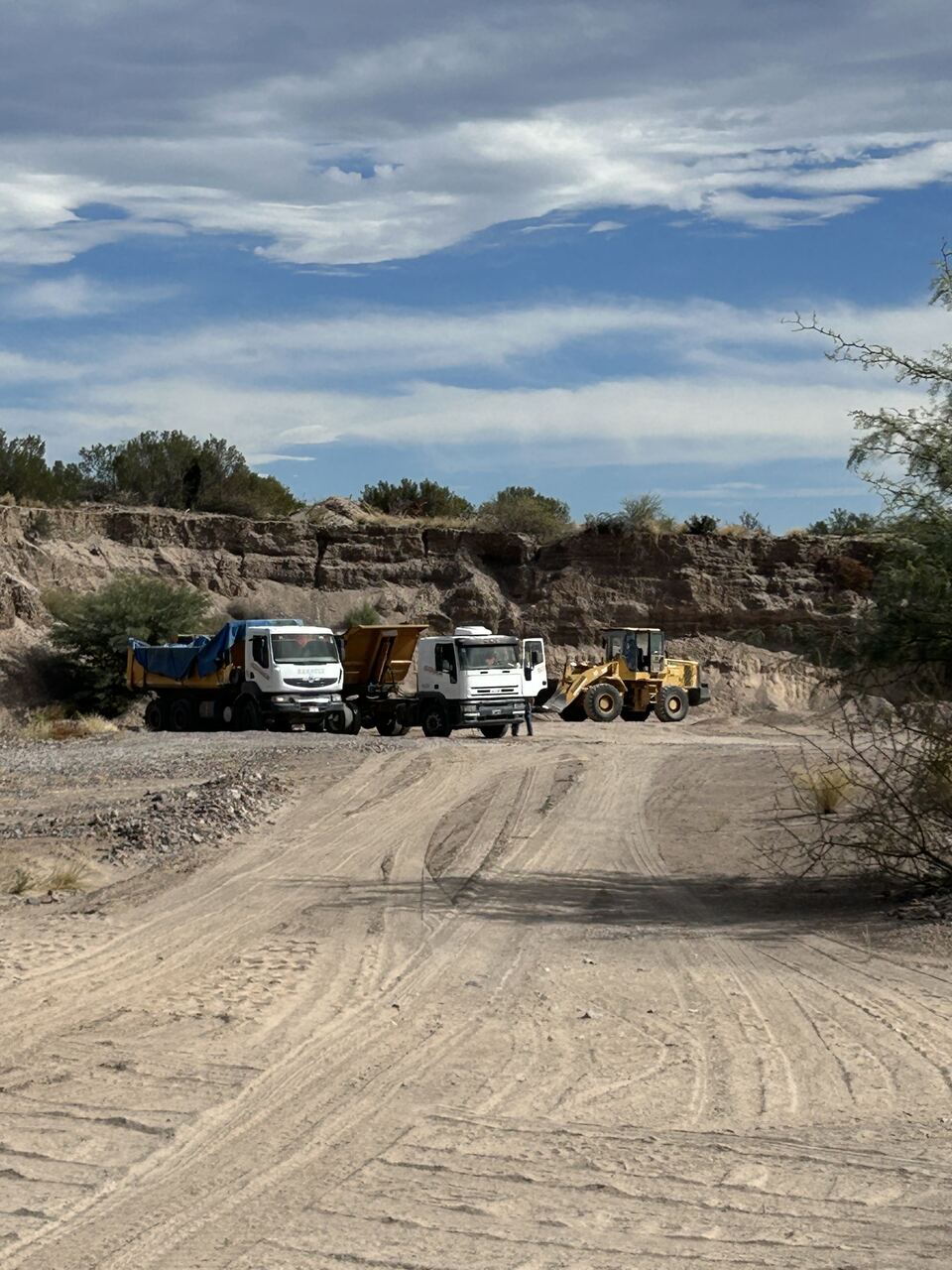 Frente de cantera de Ripiera Catena con camiones y pala cargadora