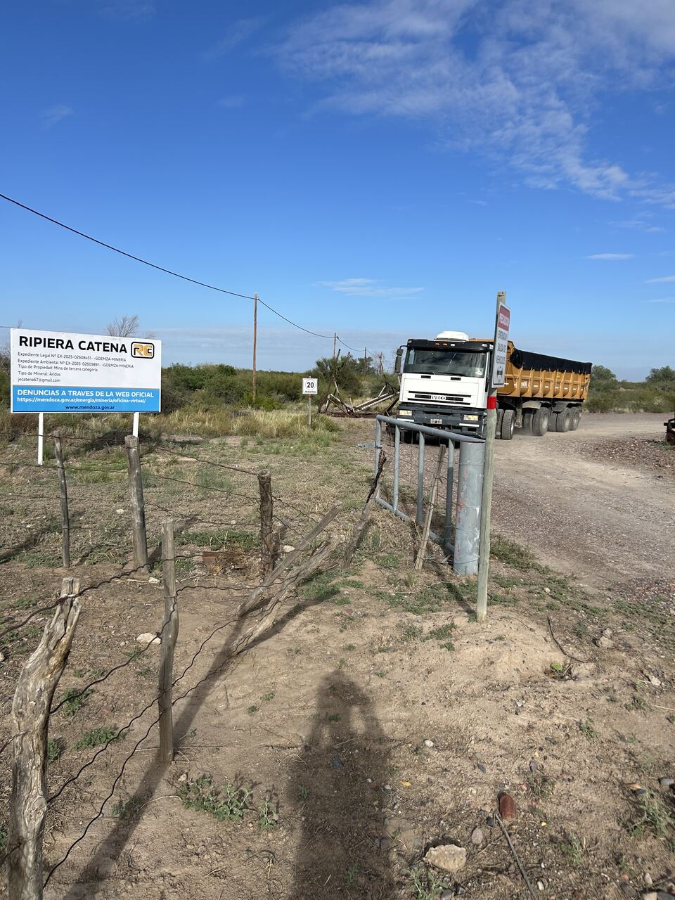 Cartel de obra de Ripiera Catena con los datos de la mina